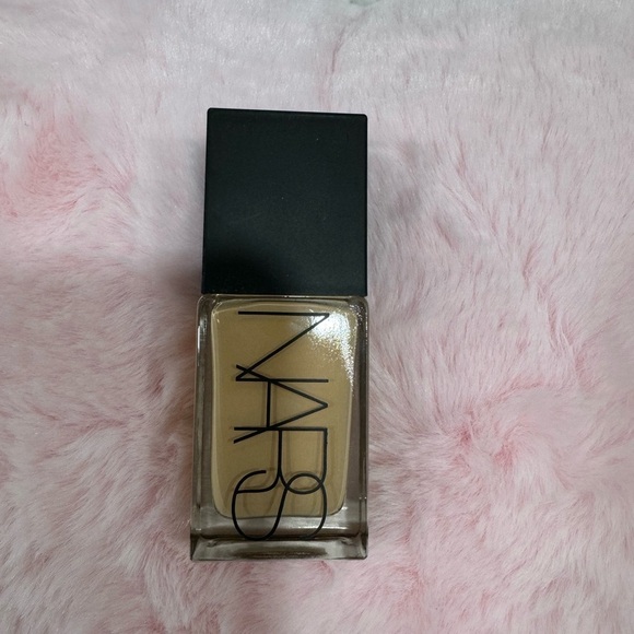 NARS Color: Punjab - M1 - medium with warm undertones, and a golden tone - Picture 13 of 16